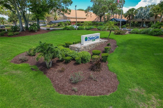 1401 Camelot Ct, Palm Harbor, FL 34684 - view of property's community featuring a lawn