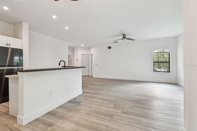 2171 Portofino Pl Unit 27-2725, Palm Harbor, FL 34683 - kitchen featuring freestanding refrigerator, ceiling fan, recessed lighting, light wood finished floors, and baseboards