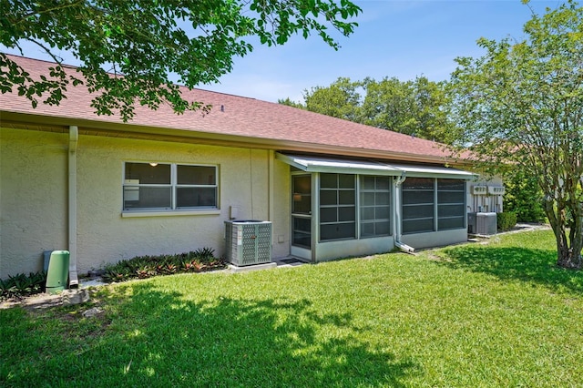 2460 Northside Dr Unit 802, Clearwater, FL 33761 - back of property featuring a sunroom, stucco siding, and a yard