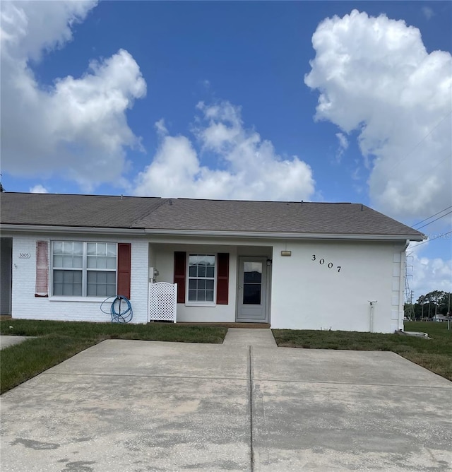 3007 Wainwright Ct, New Port Richey, FL 34655 - ranch-style home featuring a front yard and brick siding