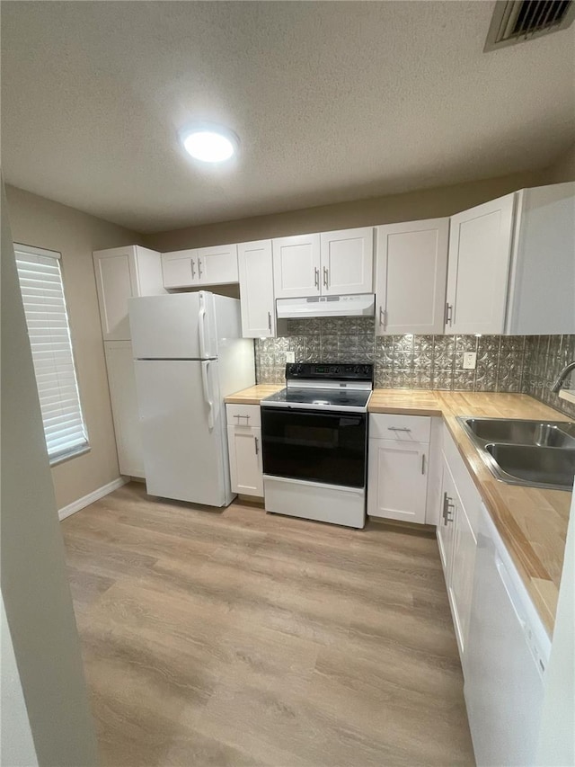 3007 Wainwright Ct, New Port Richey, FL 34655 - kitchen featuring white appliances, under cabinet range hood, a sink, a textured ceiling, and light wood-type flooring