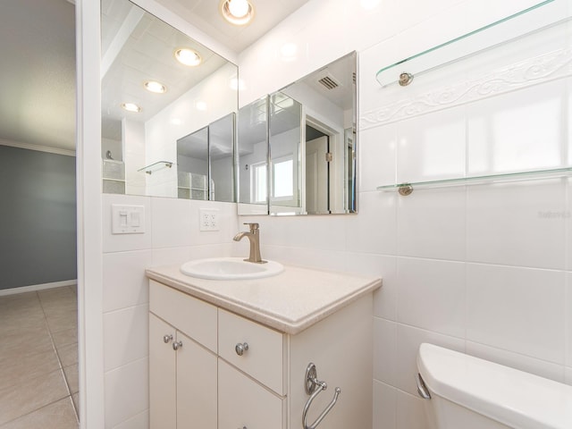 14045 90th Pl, Seminole, FL 33776 - bathroom with toilet, vanity, and tile patterned flooring