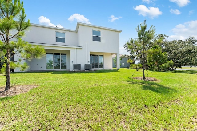308 Mangrove Shade Cir, Apollo Beach, FL 33572 - back of house featuring stucco siding and a lawn
