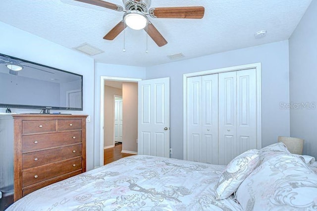 31349 Philmar Ln, Wesley Chapel, FL 33543 - bedroom featuring a closet, ceiling fan, and a textured ceiling