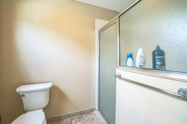 17567 SE 81st Parnassus Ct, The Villages, FL 32162 - bathroom featuring toilet, a shower stall, baseboards, and a textured ceiling