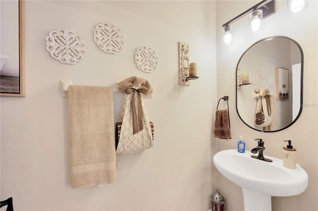 2022 Hawks View Dr, Ruskin, FL 33570 - bathroom featuring a sink