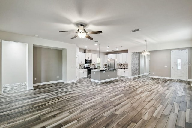 1553 Amber Leaf Cir, Ocoee, FL 34761 - unfurnished living room featuring a ceiling fan, wood finished floors, baseboards, and recessed lighting