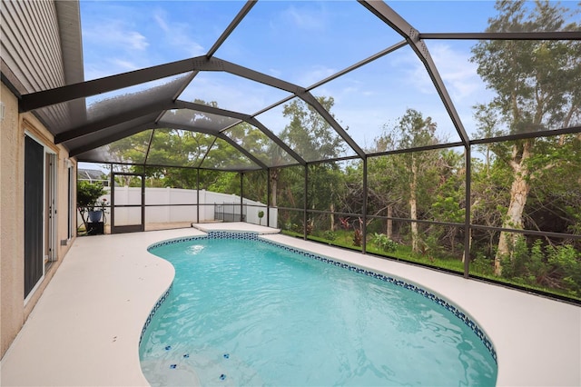 826 Addison Dr NE, Saint Petersburg, FL 33716 - swimming pool featuring a patio area