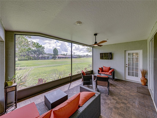 1338 Winding Willow Dr, Trinity, FL 34655 - sunroom featuring an outdoor living space, ceiling fan, and vaulted ceiling