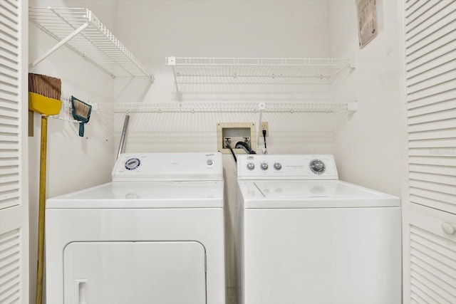 1206 10th Cir SE, Largo, FL 33771 - laundry room featuring washer and clothes dryer
