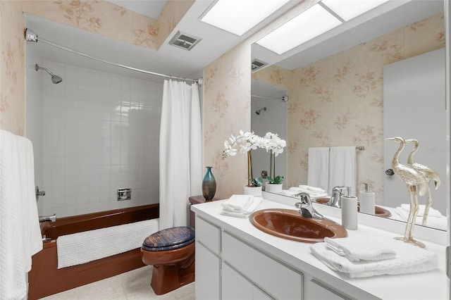 440 Lakeview Dr Unit 34, Palm Harbor, FL 34683 - full bath featuring shower / bath combo, vanity, wallpapered walls, and tile patterned flooring