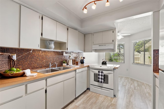 440 Lakeview Dr Unit 34, Palm Harbor, FL 34683 - kitchen with white appliances, under cabinet range hood, tasteful backsplash, a ceiling fan, and light wood-type flooring