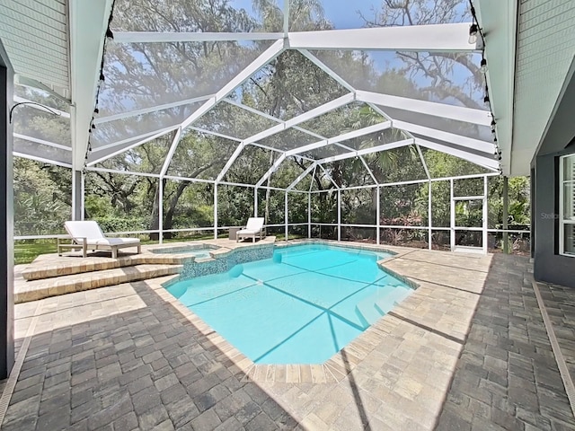 15024 Eaglepark Pl, Lithia, FL 33547 - view of swimming pool with a patio, a pool with connected hot tub, and a lanai