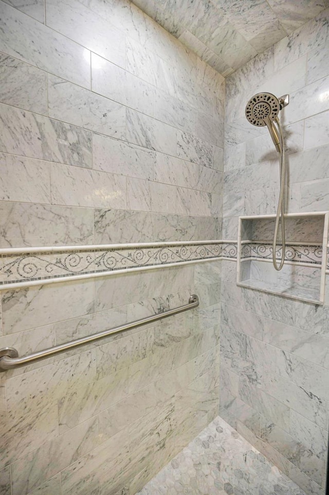 1660 Cape Ann Ave NE Unit 2, Saint Petersburg, FL 33702 - full bathroom with a tile shower