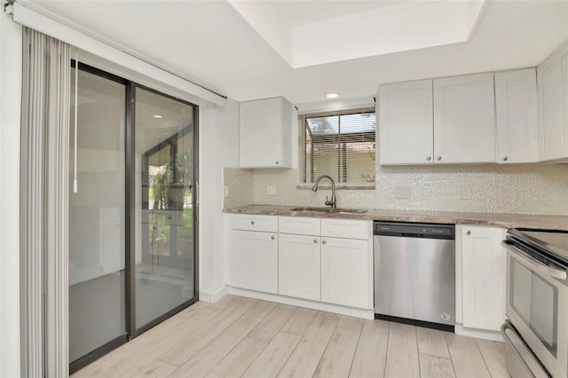 8626 Woodbridge Dr, New Port Richey, FL 34655 - kitchen featuring stainless steel appliances, light stone counters, tasteful backsplash, light wood-style flooring, and recessed lighting