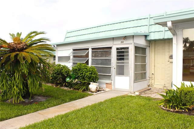 101 Cambridge Trl Unit 194, Sun City Center, FL 33573 - entrance to property with a lawn