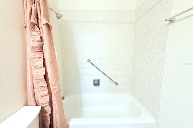 101 Cambridge Trl Unit 194, Sun City Center, FL 33573 - bathroom featuring toilet and shower / bath combo with shower curtain