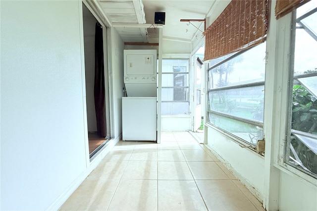 101 Cambridge Trl Unit 194, Sun City Center, FL 33573 - unfurnished sunroom with stacked washer / dryer and plenty of natural light