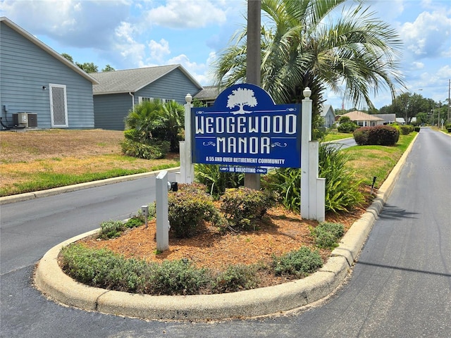 5755 Yorkshire Dr, Zephyrhills, FL 33542 - view of community / neighborhood sign