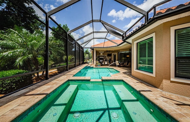 1012 Tuscany Dr, Trinity, FL 34655 - view of swimming pool featuring a patio, a ceiling fan, a pool with connected hot tub, and glass enclosure