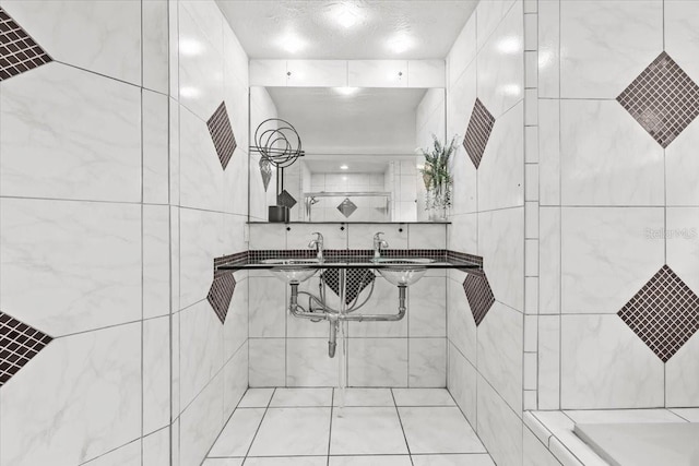 6051 65th Ave N, Pinellas Park, FL 33781 - bathroom with tiled shower