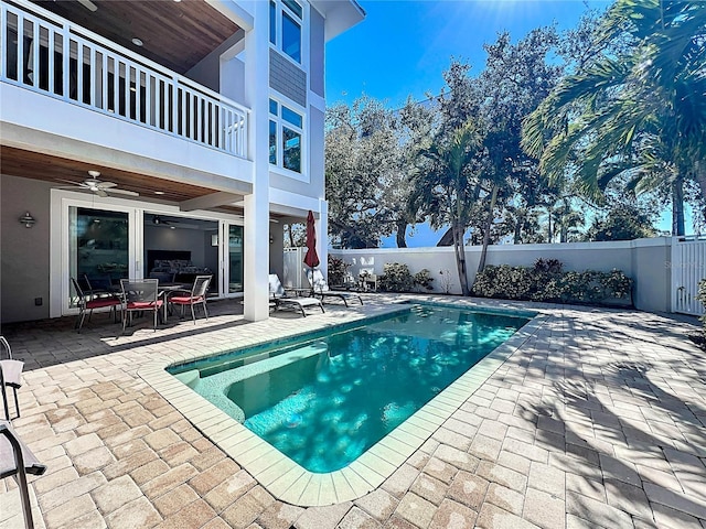 1204 Derby Ln, Sarasota, FL 34242 - view of swimming pool featuring a ceiling fan, a patio, a fenced backyard, and outdoor dining space