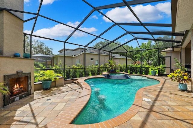 5823 Terncrest Dr, Lithia, FL 33547 - view of swimming pool with a warm lit fireplace, a patio area, a pool with connected hot tub, and a lanai