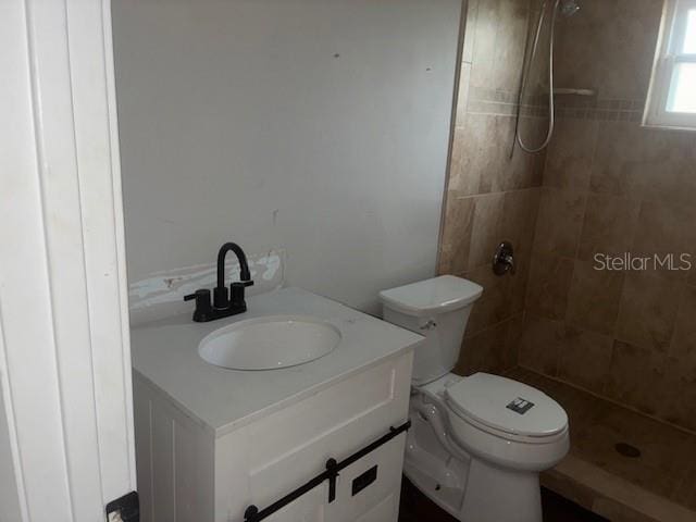 8033 55th St E, Palmetto, FL 34221 - full bath with tiled shower and vanity