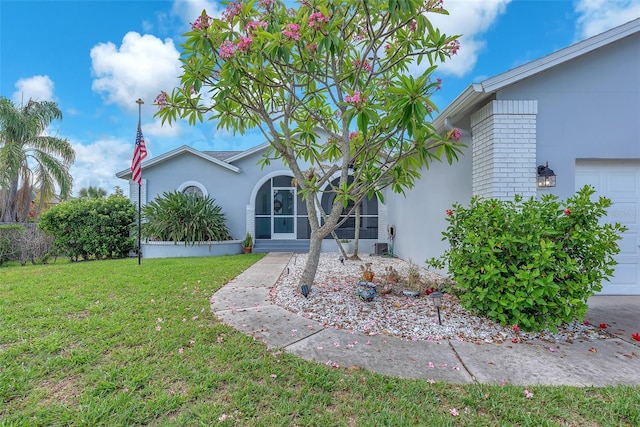 832 Birdie Way, Apollo Beach, FL 33572 - rear view of property with a lawn and stucco siding