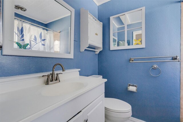 638 La Jolla Ave, Sun City Center, FL 33573 - full bath with vanity, a shower with shower curtain, and a textured wall