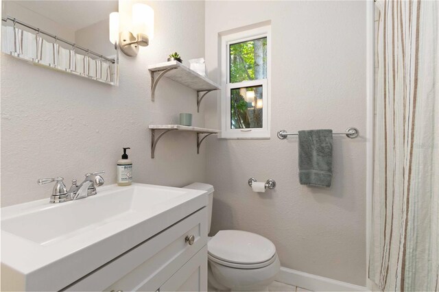 2834 10th Ave N, Saint Petersburg, FL 33713 - full bath with vanity and curtained shower