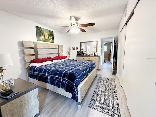 2330 Ecuadorian Way Unit 30, Clearwater, FL 33763 - bedroom featuring light wood-style floors, a textured ceiling, a closet, and ceiling fan