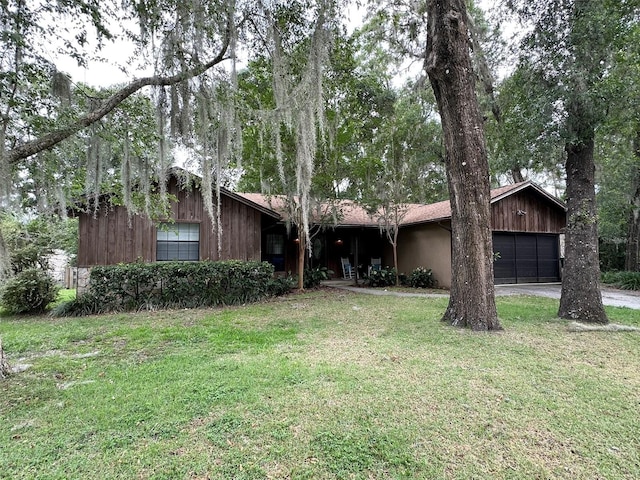 6262 E Rector St, Inverness, FL 34452 - view of front facade with a front yard, driveway, and a garage