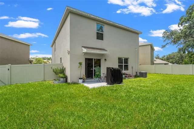 10823 Trailing Vine Dr, Tampa, FL 33610 - back of property with stucco siding and a fenced backyard