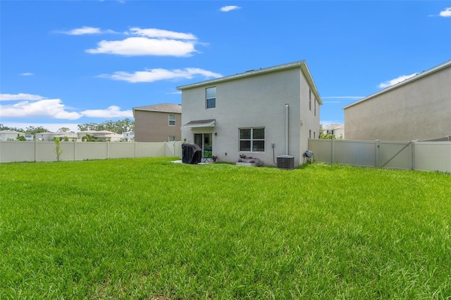 10823 Trailing Vine Dr, Tampa, FL 33610 - back of property with stucco siding and a fenced backyard