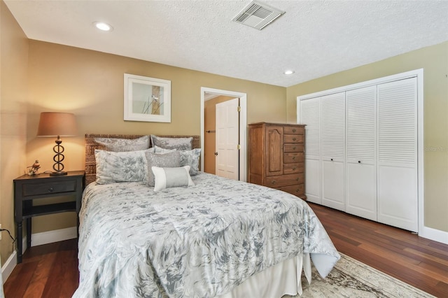 16205 Sentry Woods Ct, Odessa, FL 33556 - bedroom with wood finished floors, recessed lighting, a closet, and a textured ceiling