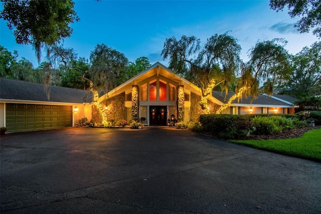 16205 Sentry Woods Ct, Odessa, FL 33556 - mid-century inspired home featuring driveway, a garage, and stone siding