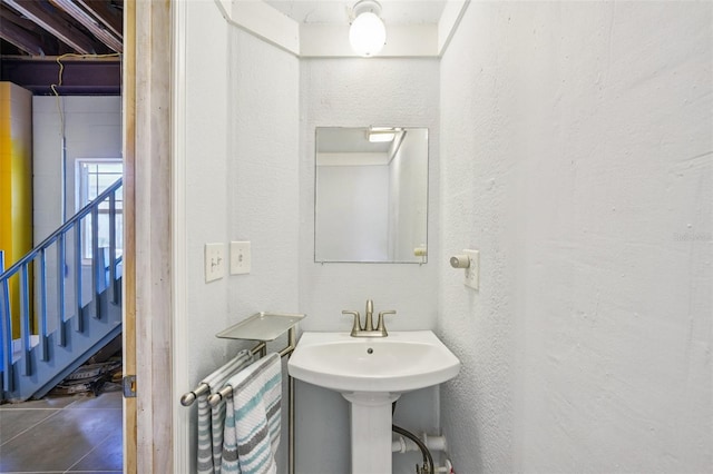 6543 Louise Ct, Hudson, FL 34667 - bathroom featuring a textured wall