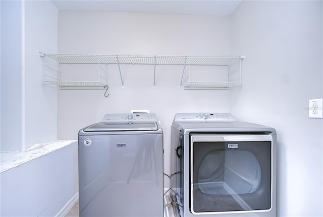 208 English Heritage Pl, Dover, FL 33527 - laundry area featuring independent washer and dryer