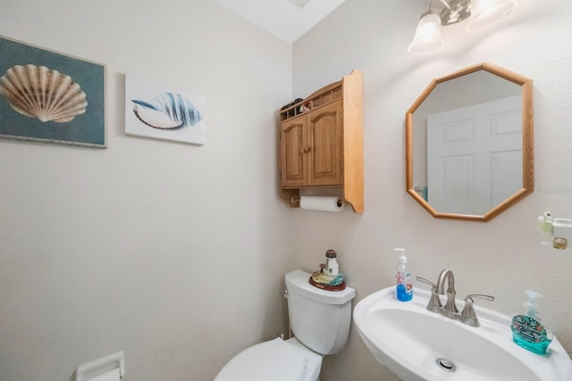 9205 Jakes Path, Largo, FL 33771 - half bathroom featuring a sink and toilet