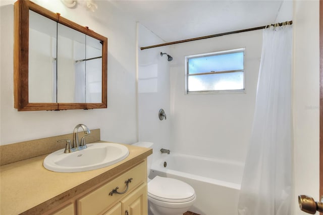 12631 Hobson Simmons Rd, Lithia, FL 33547 - bathroom with shower / tub combo with curtain and vanity