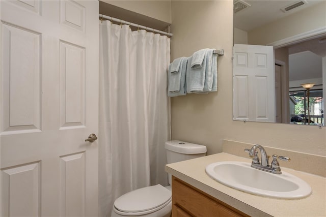 247 Los Prados Dr Unit 1123, Safety Harbor, FL 34695 - bathroom with vanity and a shower with shower curtain