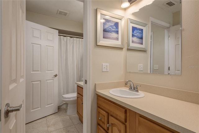 247 Los Prados Dr Unit 1123, Safety Harbor, FL 34695 - full bath featuring vanity, tile patterned floors, and a shower with curtain