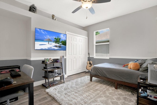 4901 Windingbrook Trl, Wesley Chapel, FL 33544 - bedroom with wood finished floors, a desk, a ceiling fan, and a closet