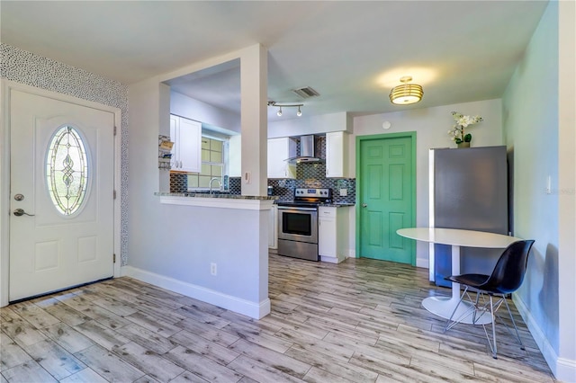 3910 14th Ave N, Saint Petersburg, FL 33713 - entryway with light wood-style floors