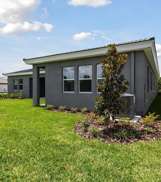 14523 Swiss Bridge Dr, Lithia, FL 33547 - rear view of house featuring stucco siding and a yard