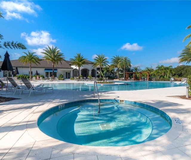 2132 Limestone Trl, Kissimmee, FL 34747 - community pool with a hot tub and a patio area