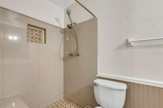 915 S Miller Rd, Valrico, FL 33594 - full bath with a tile shower and wainscoting