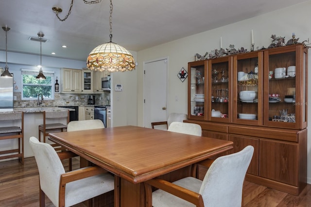1510 Palmer Ct, Palm Harbor, FL 34685 - dining area with wood finished floors and recessed lighting