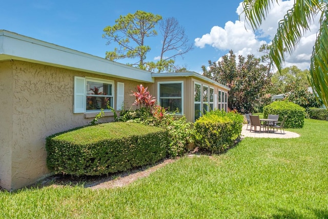1510 Palmer Ct, Palm Harbor, FL 34685 - view of grassy yard featuring a patio area